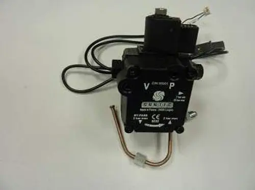 Ölpumpe von Remeha mit mehreren Anschlüssen und Kabeln, montierbar in verschiedenen Anwendungen. Abgebildet ist das Produkt mit technischem Zeichen und Bezeichnungen.